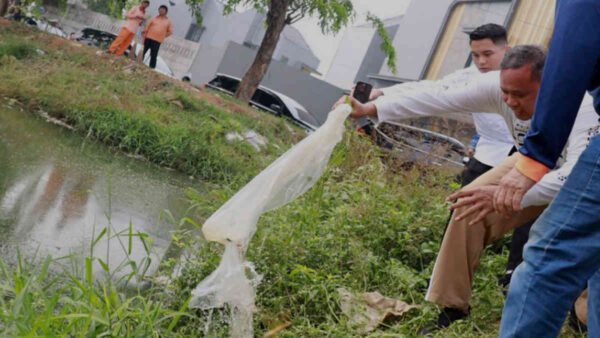 Tri Adhianto Tanam Pohon dan Tebar Benih Ikan di Danau VIP Teluk Pucung, Bekasi