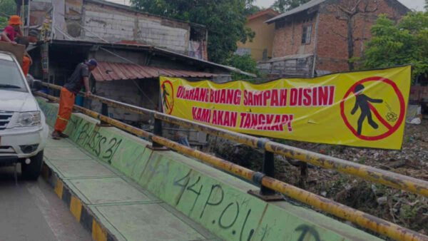 RW 02 Kalibaru Pasang Spanduk Larangan Buang Sampah Liar