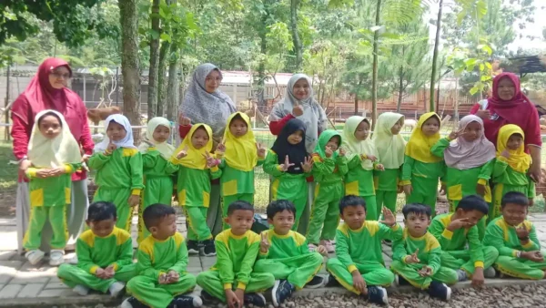 TK Islam Al Fath Ajak Siswa Belajar Mengenal Hewan di Taman Sari Forest