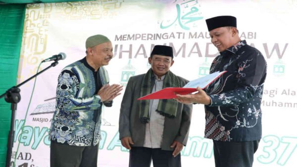 Wali Kota Bekasi Serahkan IMB Yayasan Al Hikmah: Untuk Masjid dan Rumah Ibadah Dipastikan Gratis