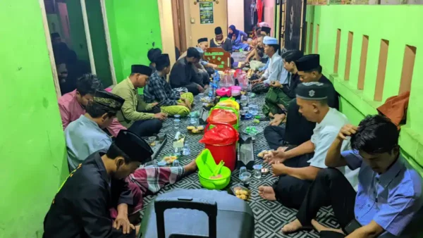 Lulus Menimba Ilmu, Mulyana Gelar Sedekahan di Majelis Istighosah Assalim Ridho