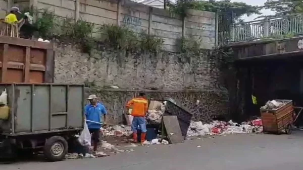 DLH Kota Bekasi Dianggap Lalai, Transit Pengangkutan Sampah Bahayakan Pengendara Bermotor