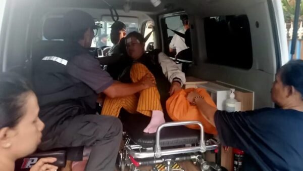 Sigap, Tim Rescue RT 05 RW 18 Jakasetia Evakuasi Warga Sakit ke Rumah Sakit