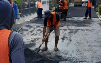 Monitor Proyek Pengaspalan, Anggota DPRD Daryanto Pastikan Kualitas Pembangunan di Bekasijaya