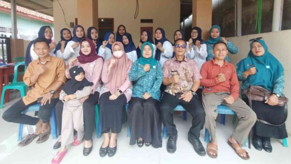 PMT Berkala RW 04: Bubur, Telur, dan Souvenir ‘Wisuda Balita’