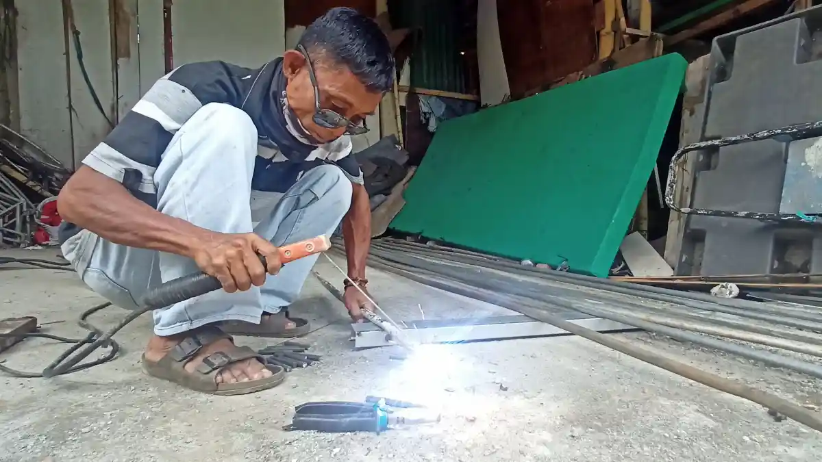 Pak Subur Tukang Las asal Jakasetia