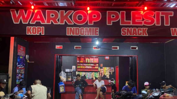 Warkop Plesit Kincup: Surga Nongkrong 24 Jam dengan PS3, WiFi, dan Alunan Gitar di Gang Haji Tekel