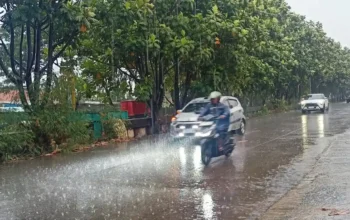 Bekasi Diguyur Hujan Lebat: Pengendara Motor Diminta Lebih Waspada