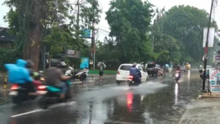 Peringatan BMKG: Waspada Cuaca “Ekstrem Lokal” di Bekasi, Pengendara Diminta Hati-hati di Jalan Agus Salim