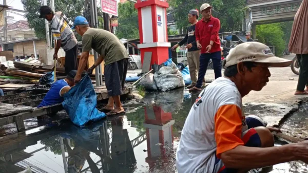 Kerja Bakti Warga RT 03 RW 09 Medan Satria Minimalisir Ancaman Banjir