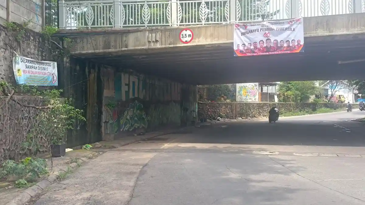 Kolong jembatan Galaxy jalan baru pekayon