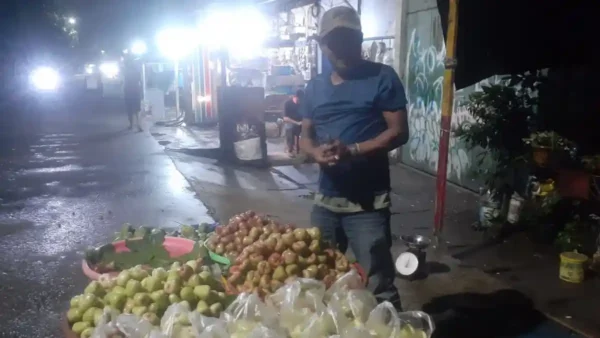 Jual Jambu Monyet, Nijan Ingin Generasi Muda Kenal Buah-buahan Asli Indonesia