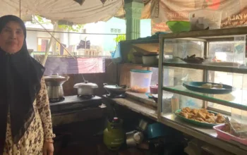 Sepiring Jajanan dan Seteguk Kisah: 20 Tahun Perjuangan Bu Anyi di Balik SMK Al Bahri