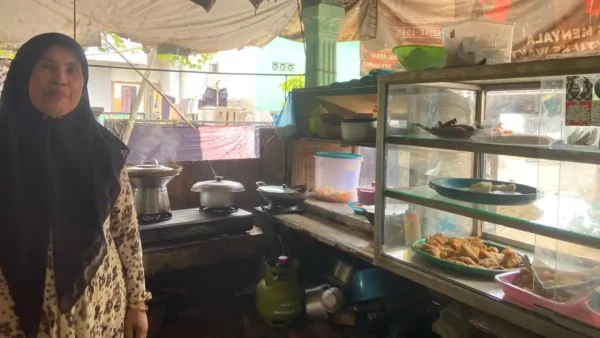 Sepiring Jajanan dan Seteguk Kisah: 20 Tahun Perjuangan Bu Anyi di Balik SMK Al Bahri