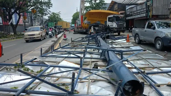 Truk Trailer Tabrak Reklame di Sultan Agung Bekasi, Macet Parah Hingga Siang Hari