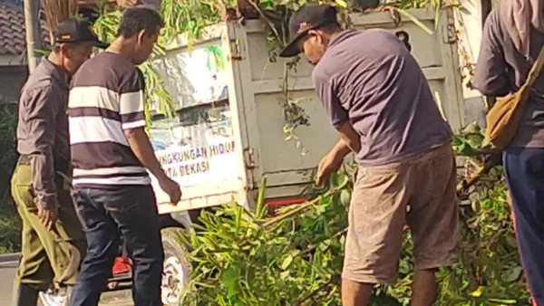 Semangat Gotong Royong Warga RW 03 Cikiwul Bersemi Lewat Kerja Bakti dan Pengajian Rutin