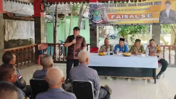 Ironis di Kota Metropolitan, Petugas Linmas Bekasi Terpaksa Jaga di Bawah Pohon