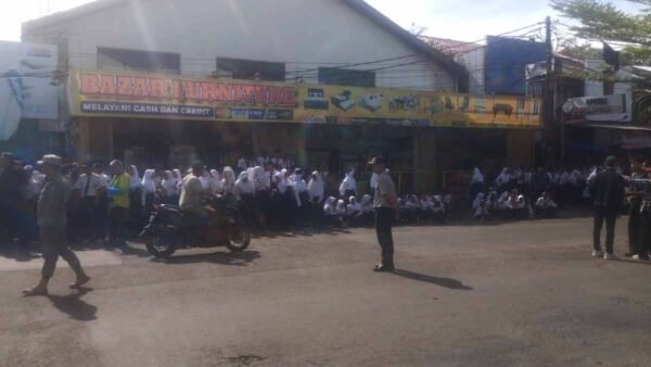 Ratusan Siswa di Bekasi Antusias Sambut Kedatangan Presiden Prabowo