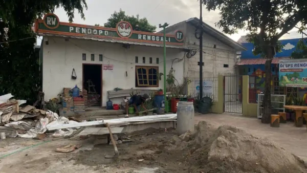 Skandal Proyek Sekretariat RW Arenjaya: Pelanggaran K3 Fatal hingga Papan Proyek “Disembunyikan”, CV Giri Mulyo Bersinar Dituding Abaikan Aturan!