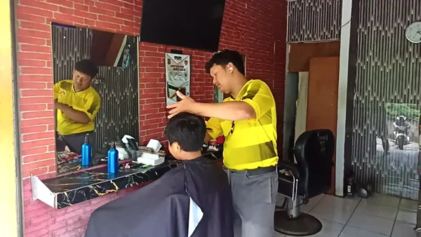 Pangkas Rambut Man’dez: Pelayanan Tulus di Jantung Jakasetia yang Tak Pernah Sepi Pelanggan