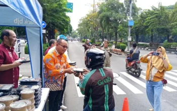 Tebar Kebaikan di Hari Mulia, Sekretariat DPRD Kota Bekasi Gelar Aksi “Jumat Berkah” bagi Pengendara