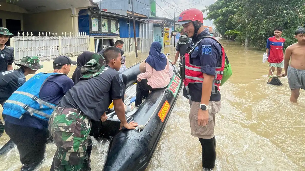 Bekasi Dikepung Banjir, Ratusan KK Terisolasi: Badan Rescue NasDem Turun Tangan Evakuasi Warga Hingga Malam
