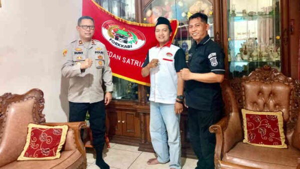 Perkuat Kamtibmas, Kapolsek Medan Satria Sambangi Ketua FORKKABI di Pondok Ungu