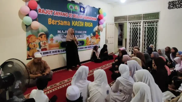 Senyum Anak Yatim di Program “Kasih Rasa” Santriwati Ummul Quro Al Islami