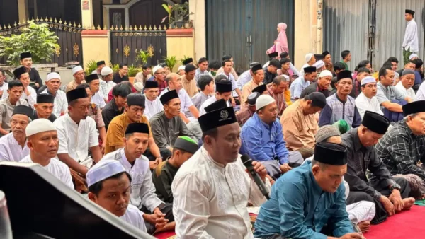 Warga Kampung Ceger Padati Masjid Baitussalam, Halaman Jadi Saf Salat Ied