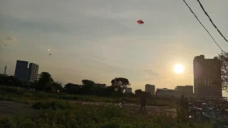 Senja dan Layangan di Margahayu Bekasi Timur, Tempat Orang Dewasa Mengulang Masa Kecil