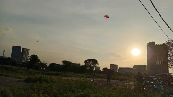 Senja dan Layangan di Margahayu Bekasi Timur, Tempat Orang Dewasa Mengulang Masa Kecil