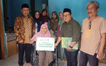 Dua Tahun Menatap Sunyinya Plafon Kamar, Senyum Mak Zubaedah Kembali Merekah Berkat Kursi Roda BAZNAS