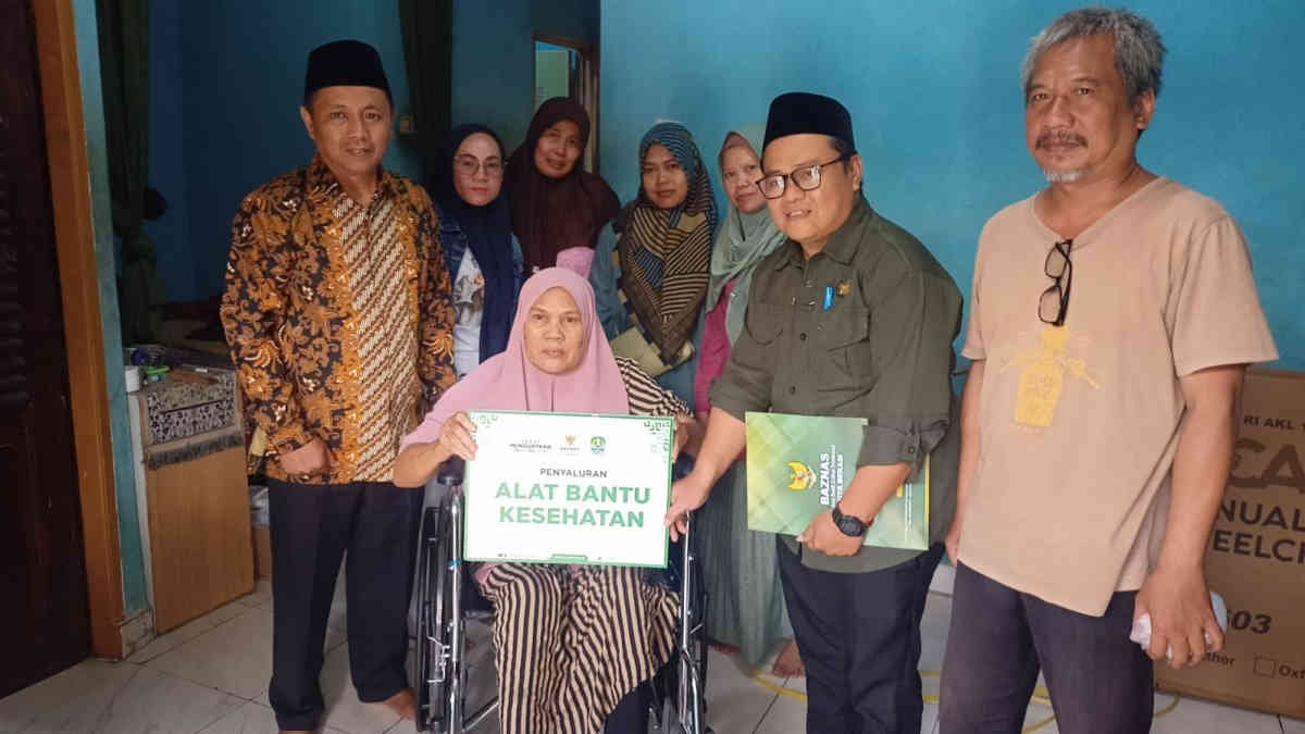 Dua Tahun Menatap Sunyinya Plafon Kamar, Senyum Mak Zubaedah Kembali Merekah Berkat Kursi Roda BAZNAS