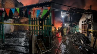 Solidaritas Warga Kampung Ceger Jakasetia: Patungan untuk Ringankan Korban Kebakaran