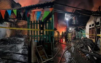 Solidaritas Warga Kampung Ceger Jakasetia: Patungan untuk Ringankan Korban Kebakaran