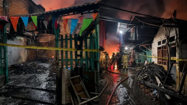 Solidaritas Warga Kampung Ceger Jakasetia: Patungan untuk Ringankan Korban Kebakaran